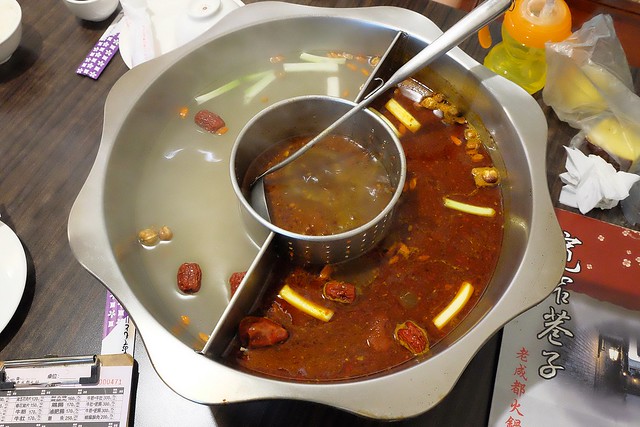 寬窄巷子老成都火鍋┃豐原美食推薦:使用20多種中藥辛香料,麻辣香濃的道地四川風味火鍋,記者出身的四川美女老闆娘,食尚玩家報導 @飛天璇的口袋