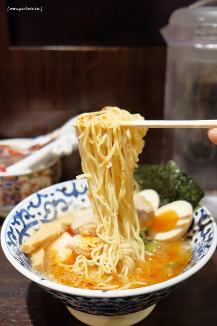 【日本東京】斑鳩拉麵~位於東京駅一番街超人氣拉麵店,使用鰹魚和豚骨熬製而成的湯頭,個人覺得好吃又對胃,不虛此行 @飛天璇的口袋