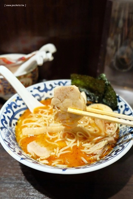 【日本東京】斑鳩拉麵~位於東京駅一番街超人氣拉麵店,使用鰹魚和豚骨熬製而成的湯頭,個人覺得好吃又對胃,不虛此行 @飛天璇的口袋