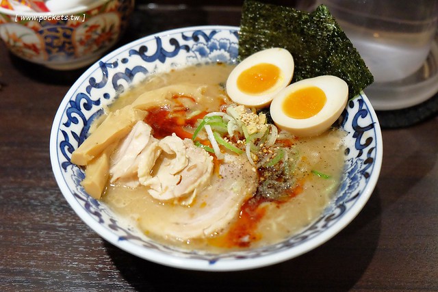 【日本東京】斑鳩拉麵~位於東京駅一番街超人氣拉麵店,使用鰹魚和豚骨熬製而成的湯頭,個人覺得好吃又對胃,不虛此行 @飛天璇的口袋