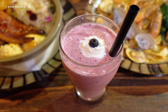 昨日花卷┃台中西區美食:Fusion創意料理作法,將各國料理融入菜色,新菜單正式上市,打卡破百送開胃菜,商業午餐送飲料,週五夜晚啤酒買一送一 @飛天璇的口袋