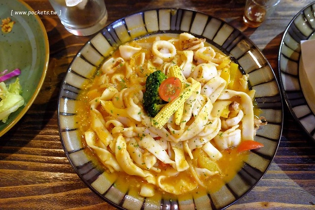 昨日花卷┃台中西區美食:Fusion創意料理作法,將各國料理融入菜色,新菜單正式上市,打卡破百送開胃菜,商業午餐送飲料,週五夜晚啤酒買一送一 @飛天璇的口袋