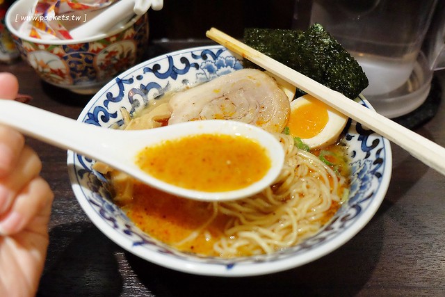 【日本東京】斑鳩拉麵~位於東京駅一番街超人氣拉麵店,使用鰹魚和豚骨熬製而成的湯頭,個人覺得好吃又對胃,不虛此行 @飛天璇的口袋