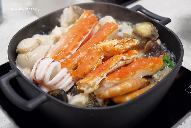 台中火鍋店推薦懶人包┃推薦2017年台中10間優質火鍋店:鮨樂海鮮市場. 珍的好餐廳. 寬窄巷子. 肉魂鑄鐵料理. 灰鴿. 八豆食府火鍋. 愛沐鍋物. 萬客什鍋. 一鼎豐麻辣香. 黑毛屋鍋物 @飛天璇的口袋