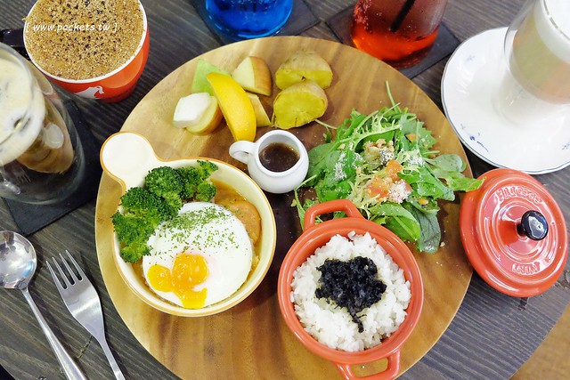 台中早午餐推薦懶人包┃推薦2017年台中15間優質早午餐店:漢堡巴士. Emma’s Cafe. 杉禾亭. Bistro88. 麵包市集. 好堅果咖啡. 對了出發. 小家朝食. 春田210. 找晨手作輕食. 隱巷. 巴特三店. 憲賣咖啡. 入口鬆餅. hoyo cafe @飛天璇的口袋