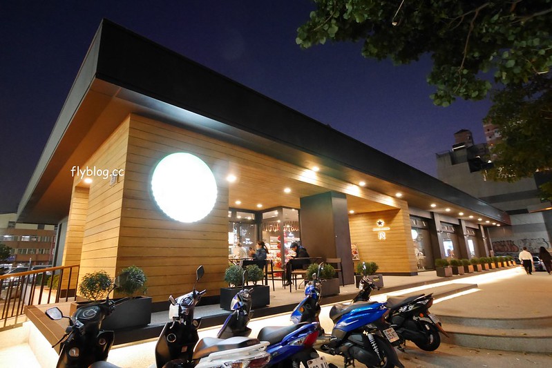 星巴克大英店 Starbucks┃台中南屯:全台灣第二家摩登典藏吧台門市,下午4點之後還提供咖啡啤酒,公益路IG拍照打卡新亮點 @飛天璇的口袋