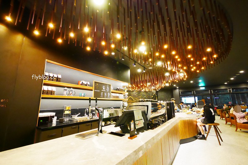 星巴克大英店 Starbucks┃台中南屯:全台灣第二家摩登典藏吧台門市,下午4點之後還提供咖啡啤酒,公益路IG拍照打卡新亮點 @飛天璇的口袋