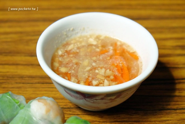 台中南屯|娟越南小吃.南屯市場內的越南料理店,每天都有不同的越南限定 @飛天璇的口袋