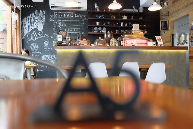 斑馬散步咖啡:老宅改建咖啡館,漂亮白色建築,擁有寬敞庭院,環境漂亮好拍照 @飛天璇的口袋