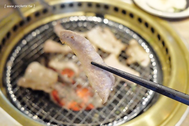 乾杯.中友店┃台中北區美食:輕鬆活潑的用餐氛圍,嘴對嘴親親10秒送五花肉 @飛天璇的口袋