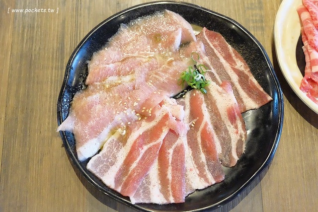 乾杯.中友店┃台中北區美食:輕鬆活潑的用餐氛圍,嘴對嘴親親10秒送五花肉 @飛天璇的口袋