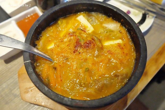 乾杯.中友店┃台中北區美食:輕鬆活潑的用餐氛圍,嘴對嘴親親10秒送五花肉 @飛天璇的口袋