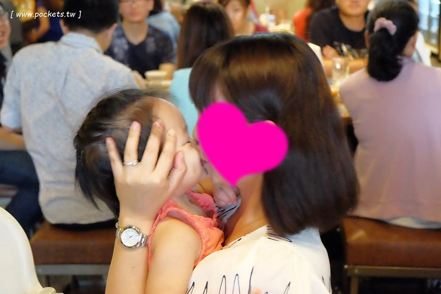 乾杯.中友店┃台中北區美食:輕鬆活潑的用餐氛圍,嘴對嘴親親10秒送五花肉 @飛天璇的口袋
