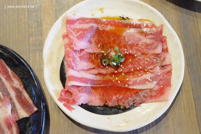 乾杯.中友店┃台中北區美食:輕鬆活潑的用餐氛圍,嘴對嘴親親10秒送五花肉 @飛天璇的口袋