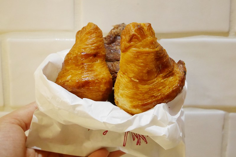 Mini One可頌專賣店|秤重賣的迷你可頌好好吃,還有紅豆麻糬麵包和窯烤起士蛋糕,新光三越下午茶小甜點 @飛天璇的口袋