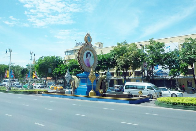 泰國曼谷|曼谷自由行Day1|香格里拉飯店→曼谷市區觀光→皇后藝廊→嘟嘟車→玉佛寺(大皇宮)→Supatra河濱餐廳→歡迎晚宴 @飛天璇的口袋