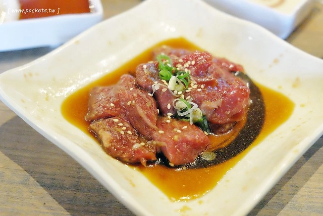 乾杯.中友店┃台中北區美食:輕鬆活潑的用餐氛圍,嘴對嘴親親10秒送五花肉 @飛天璇的口袋