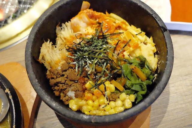 乾杯.中友店┃台中北區美食:輕鬆活潑的用餐氛圍,嘴對嘴親親10秒送五花肉 @飛天璇的口袋