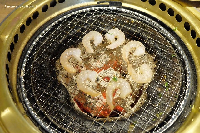 乾杯.中友店┃台中北區美食:輕鬆活潑的用餐氛圍,嘴對嘴親親10秒送五花肉 @飛天璇的口袋