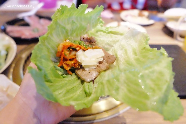 乾杯.中友店┃台中北區美食:輕鬆活潑的用餐氛圍,嘴對嘴親親10秒送五花肉 @飛天璇的口袋