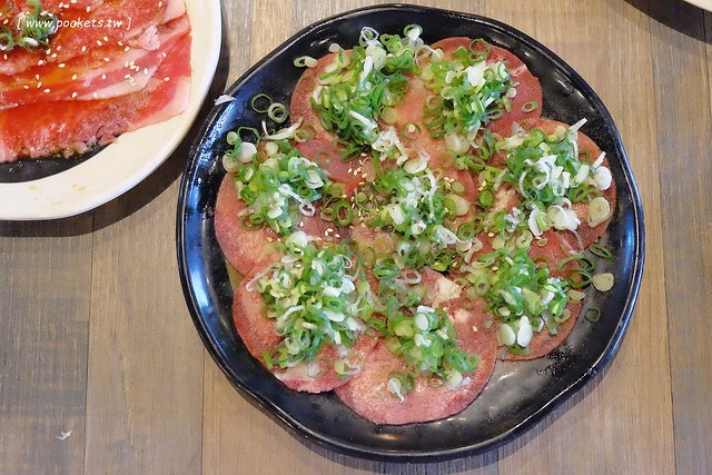 乾杯.中友店┃台中北區美食:輕鬆活潑的用餐氛圍,嘴對嘴親親10秒送五花肉 @飛天璇的口袋