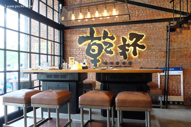 乾杯.中友店┃台中北區美食:輕鬆活潑的用餐氛圍,嘴對嘴親親10秒送五花肉 @飛天璇的口袋