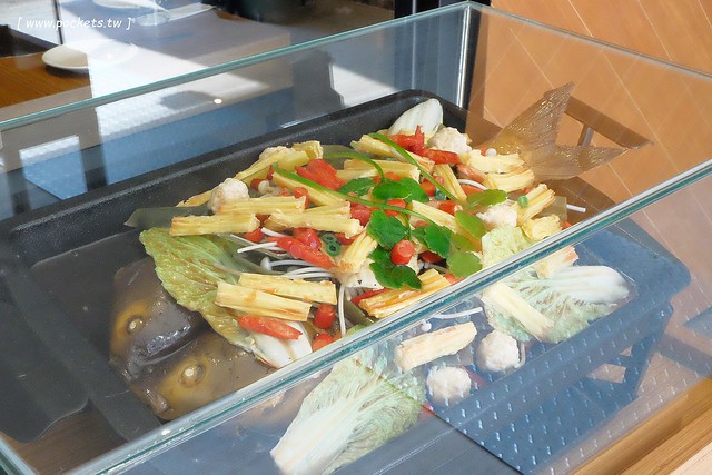 城裡城外巫山烤魚┃台中西區美食:現點現烤活魚料理,台中第一間巫山烤魚,老闆是正宗大陸人,消費打卡送一壺涼茶 @飛天璇的口袋