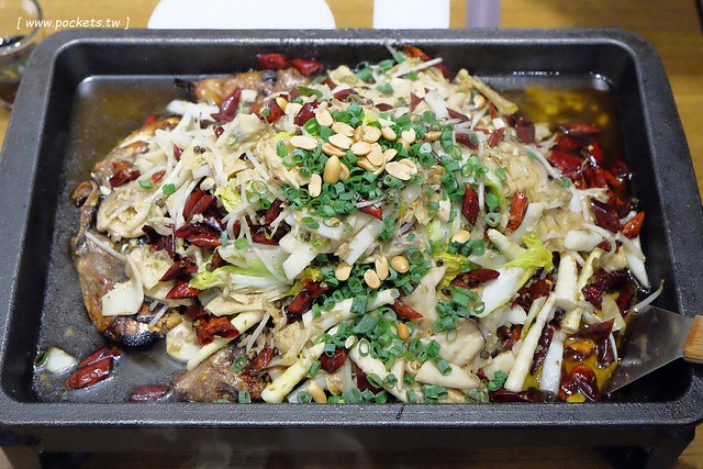 城裡城外巫山烤魚┃台中西區美食:現點現烤活魚料理,台中第一間巫山烤魚,老闆是正宗大陸人,消費打卡送一壺涼茶 @飛天璇的口袋