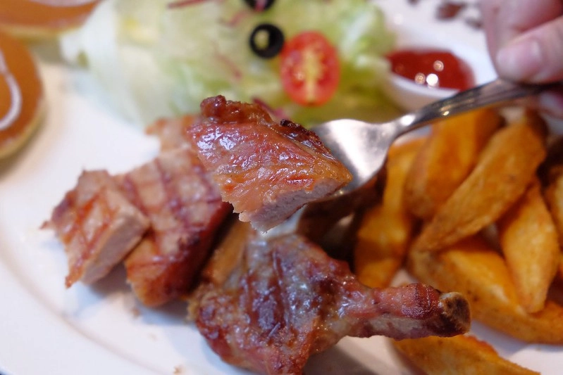 黛麗佐手義式餐廳┃台中后里:日本超夯「反應過激的貓」line貼圖期間限定,餐點表現不俗環境也很好拍,麗寶Outlet Mall美食餐廳推薦 @飛天璇的口袋