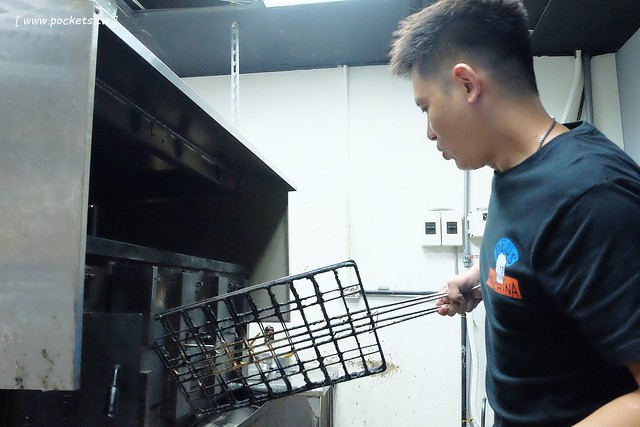 城裡城外巫山烤魚┃台中西區美食:現點現烤活魚料理,台中第一間巫山烤魚,老闆是正宗大陸人,消費打卡送一壺涼茶 @飛天璇的口袋