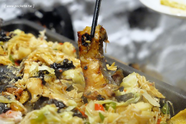 城裡城外巫山烤魚┃台中西區美食:現點現烤活魚料理,台中第一間巫山烤魚,老闆是正宗大陸人,消費打卡送一壺涼茶 @飛天璇的口袋