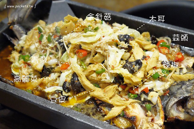 城裡城外巫山烤魚┃台中西區美食:現點現烤活魚料理,台中第一間巫山烤魚,老闆是正宗大陸人,消費打卡送一壺涼茶 @飛天璇的口袋