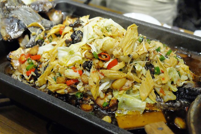 城裡城外巫山烤魚┃台中西區美食:現點現烤活魚料理,台中第一間巫山烤魚,老闆是正宗大陸人,消費打卡送一壺涼茶 @飛天璇的口袋