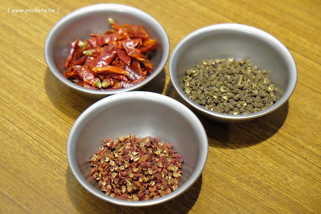 城裡城外巫山烤魚┃台中西區美食:現點現烤活魚料理,台中第一間巫山烤魚,老闆是正宗大陸人,消費打卡送一壺涼茶 @飛天璇的口袋