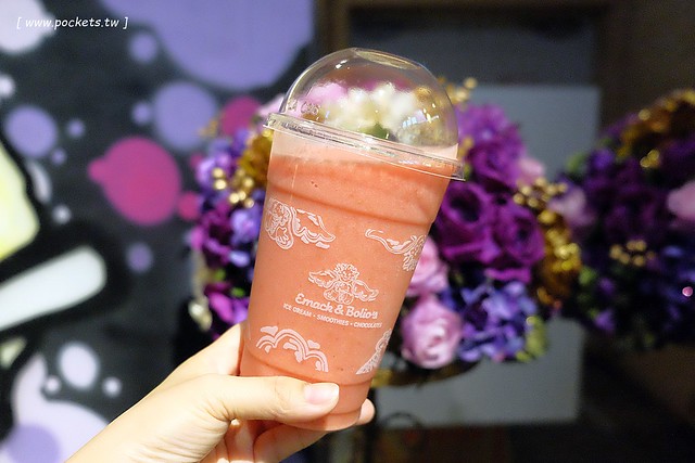 Emack & Bolio’s┃ 台中西屯美食:來自美國波斯頓的堆疊冰淇淋,華麗又濃郁的搖滾風味,一起體驗疊疊樂的樂趣 @飛天璇的口袋