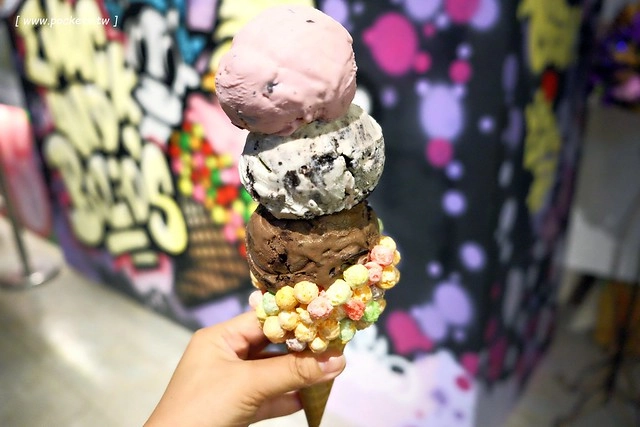Emack & Bolio’s┃ 台中西屯美食:來自美國波斯頓的堆疊冰淇淋,華麗又濃郁的搖滾風味,一起體驗疊疊樂的樂趣 @飛天璇的口袋