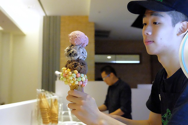 Emack & Bolio’s┃ 台中西屯美食:來自美國波斯頓的堆疊冰淇淋,華麗又濃郁的搖滾風味,一起體驗疊疊樂的樂趣 @飛天璇的口袋