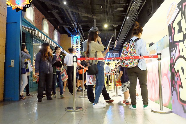 Emack & Bolio’s┃ 台中西屯美食:來自美國波斯頓的堆疊冰淇淋,華麗又濃郁的搖滾風味,一起體驗疊疊樂的樂趣 @飛天璇的口袋