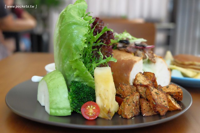 台中早午餐推薦懶人包┃推薦2017年台中15間優質早午餐店:漢堡巴士. Emma’s Cafe. 杉禾亭. Bistro88. 麵包市集. 好堅果咖啡. 對了出發. 小家朝食. 春田210. 找晨手作輕食. 隱巷. 巴特三店. 憲賣咖啡. 入口鬆餅. hoyo cafe @飛天璇的口袋