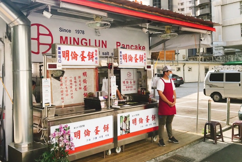 明倫蛋餅┃台中南屯:免排隊!小小一片蛋餅到底在紅什麼?逢甲超人氣排隊美食進駐公益商圈 @飛天璇的口袋