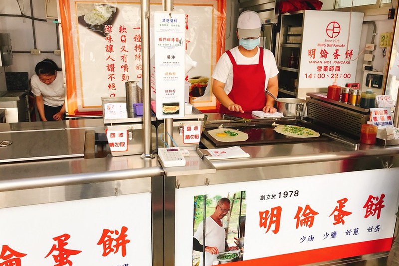 明倫蛋餅┃台中南屯:免排隊!小小一片蛋餅到底在紅什麼?逢甲超人氣排隊美食進駐公益商圈 @飛天璇的口袋