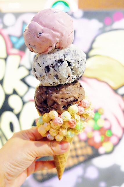 Emack & Bolio’s┃ 台中西屯美食:來自美國波斯頓的堆疊冰淇淋,華麗又濃郁的搖滾風味,一起體驗疊疊樂的樂趣 @飛天璇的口袋