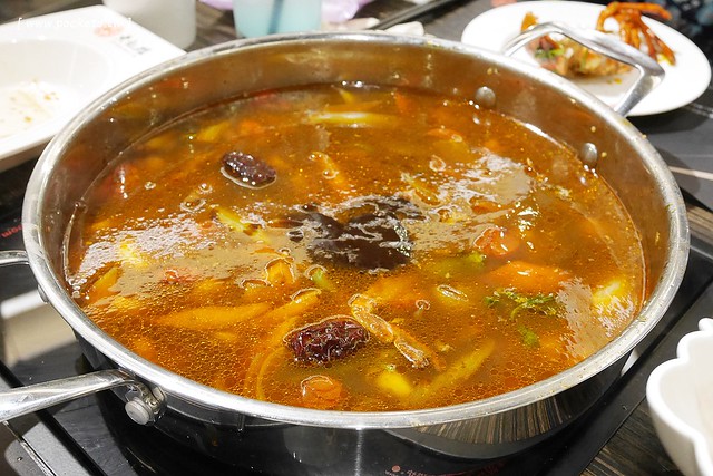 黃記煌三汁燜鍋|標榜不加任何一滴水的乾式火鍋,北京連鎖火鍋名店,進駐台北信義區ATT 4 FUN的4樓 @飛天璇的口袋