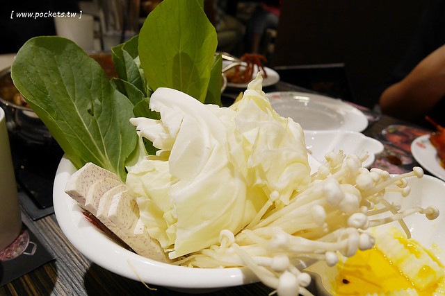 黃記煌三汁燜鍋|標榜不加任何一滴水的乾式火鍋,北京連鎖火鍋名店,進駐台北信義區ATT 4 FUN的4樓 @飛天璇的口袋