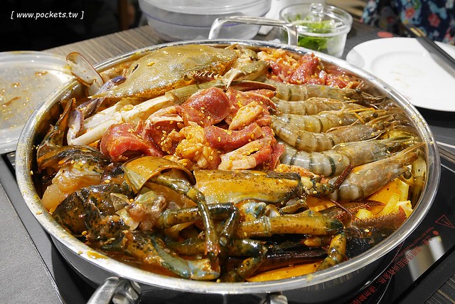 黃記煌三汁燜鍋|標榜不加任何一滴水的乾式火鍋,北京連鎖火鍋名店,進駐台北信義區ATT 4 FUN的4樓 @飛天璇的口袋