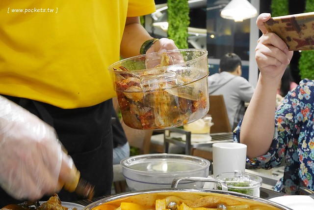 黃記煌三汁燜鍋|標榜不加任何一滴水的乾式火鍋,北京連鎖火鍋名店,進駐台北信義區ATT 4 FUN的4樓 @飛天璇的口袋