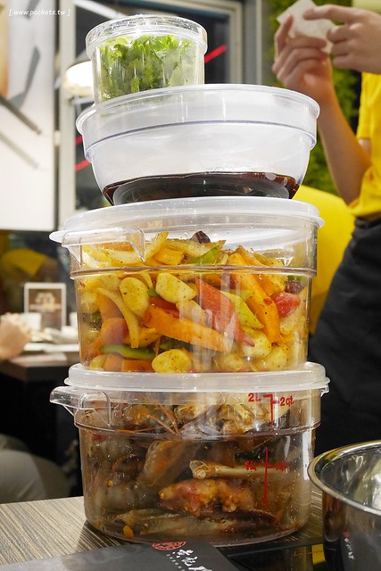 黃記煌三汁燜鍋|標榜不加任何一滴水的乾式火鍋,北京連鎖火鍋名店,進駐台北信義區ATT 4 FUN的4樓 @飛天璇的口袋