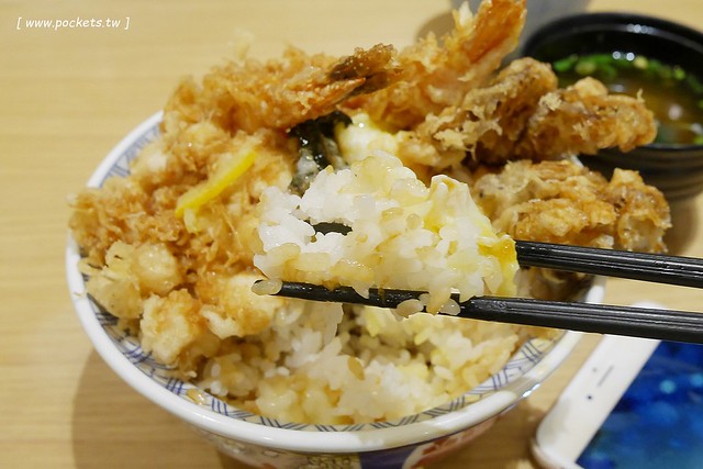 金子半之助|號稱日本第一天丼,台北車站二樓美食,料多到滿個爆出來了,好吃但是吃完會小膩 @飛天璇的口袋