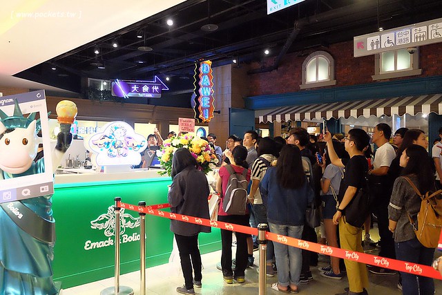 Emack & Bolio’s┃ 台中西屯美食:來自美國波斯頓的堆疊冰淇淋,華麗又濃郁的搖滾風味,一起體驗疊疊樂的樂趣 @飛天璇的口袋