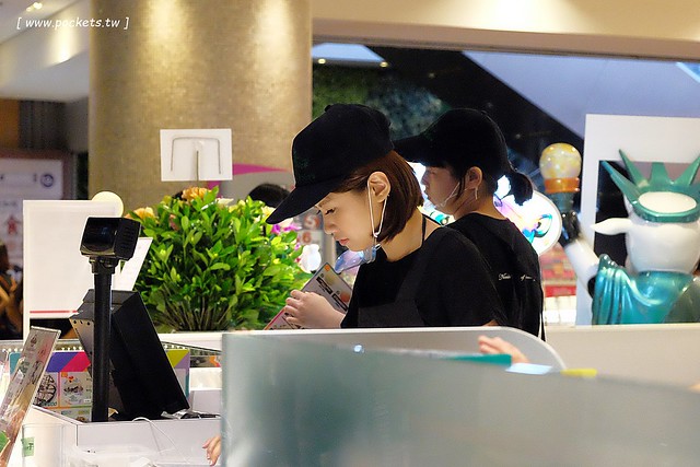 Emack & Bolio’s┃ 台中西屯美食:來自美國波斯頓的堆疊冰淇淋,華麗又濃郁的搖滾風味,一起體驗疊疊樂的樂趣 @飛天璇的口袋